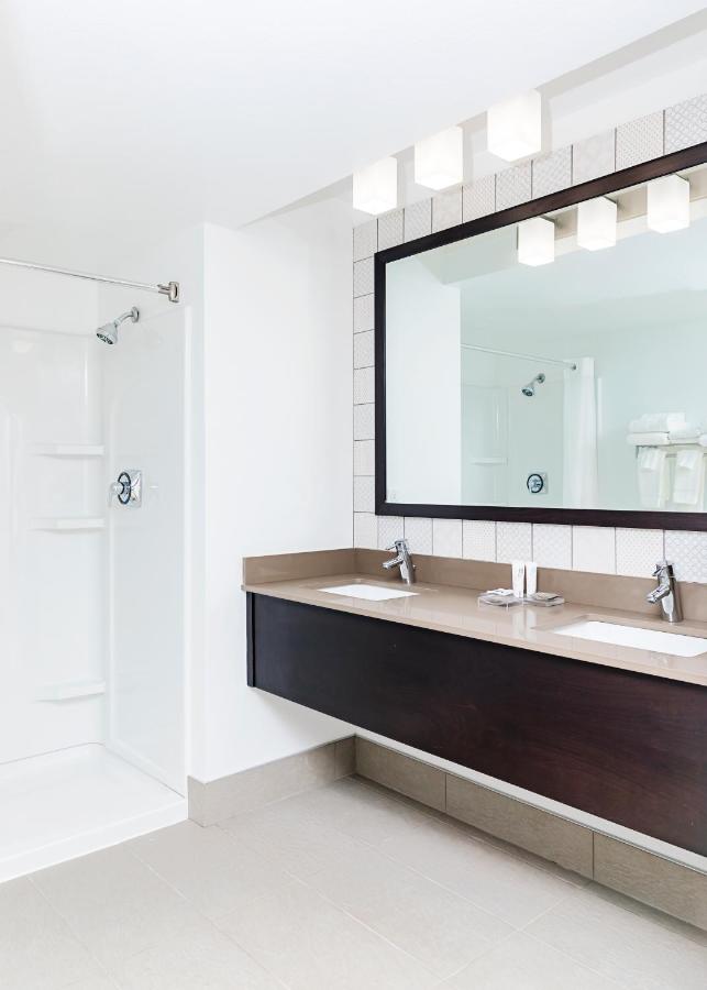 King Suite with Whirlpool and Sofa Bed - Non-Smoking at Country Inn & Suites by Radisson, Appleton Airport - Fox River Mall Area