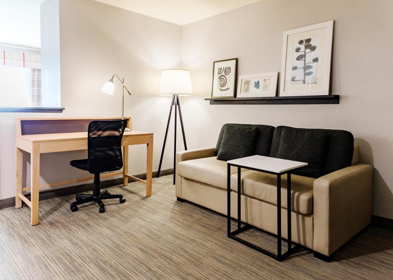 King Suite at Country Inn & Suites by Radisson, Appleton Airport - Fox River Mall Area