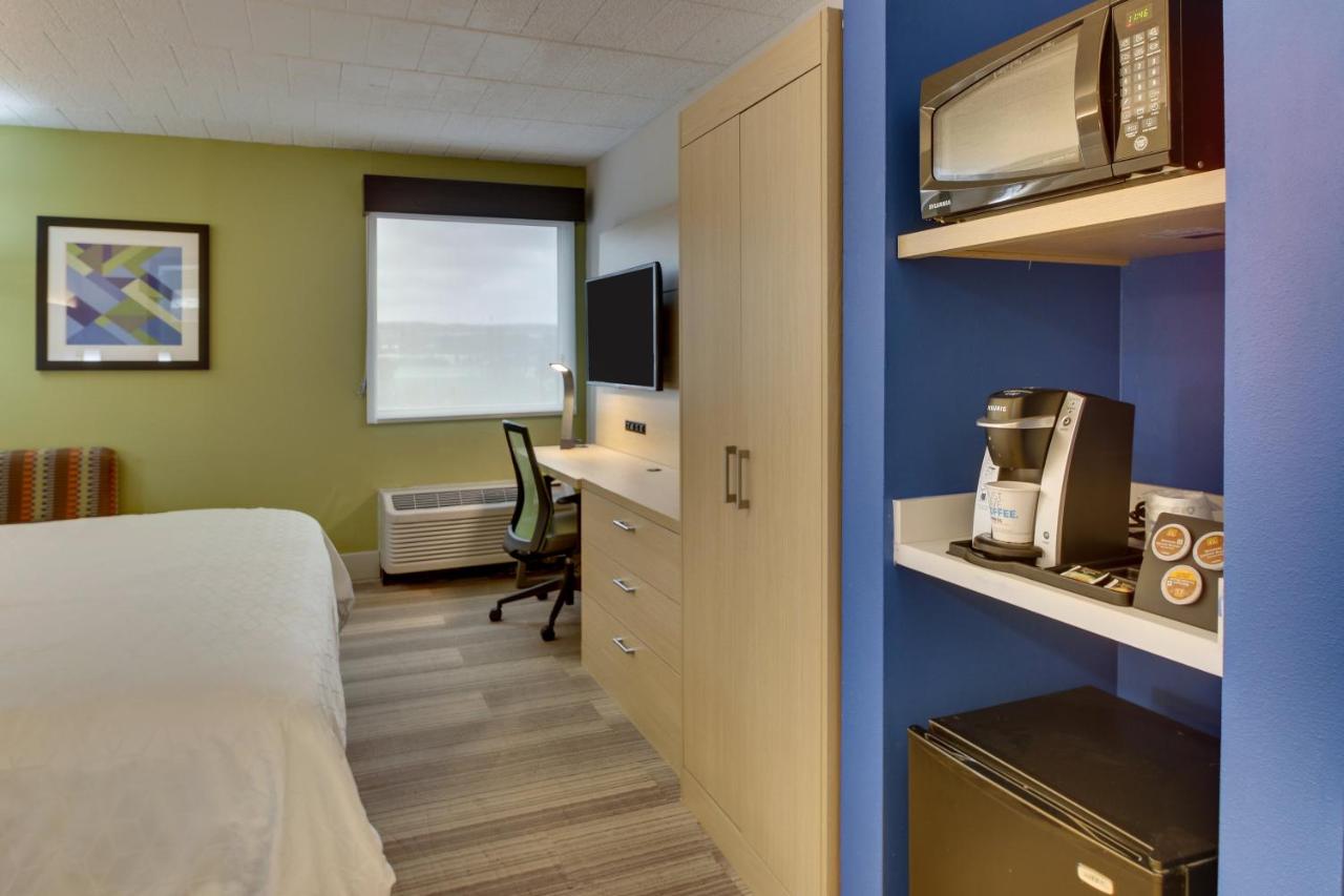 King Room - Hearing Accessible - Roll-in Shower/Non-Smoking at Holiday Inn Express Pittston - Scranton Airport by IHG