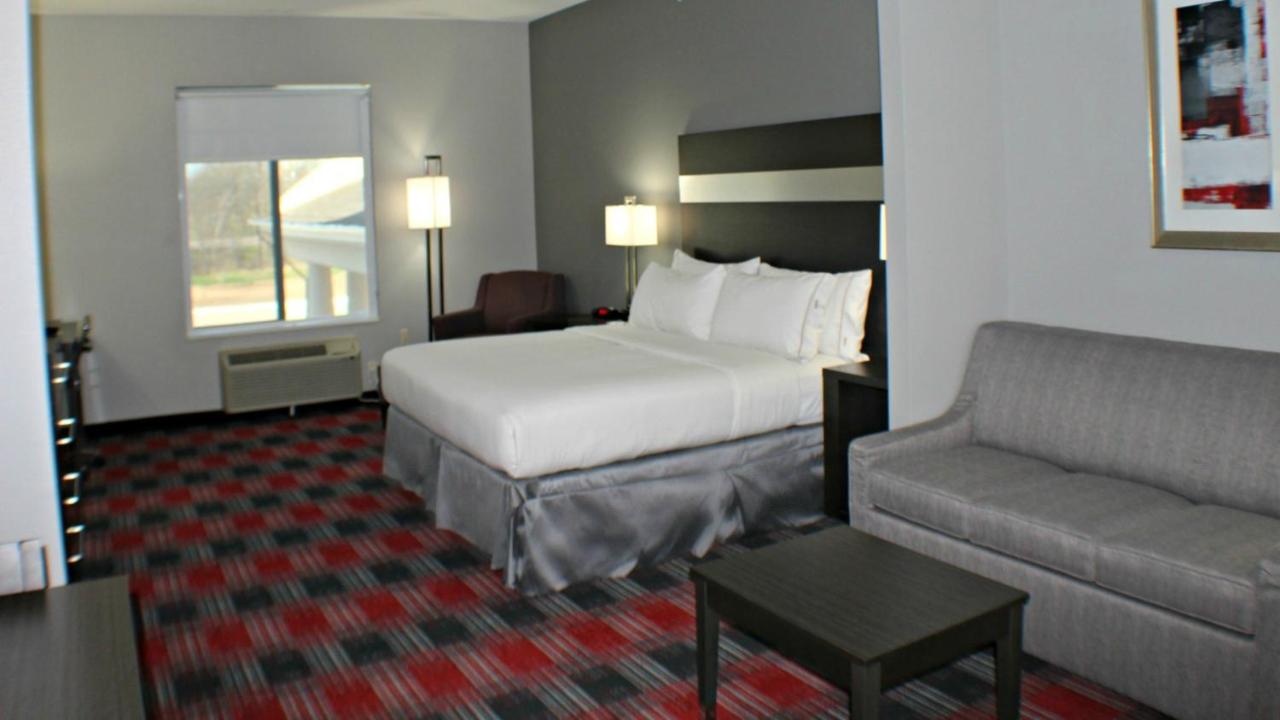 King Suite at Holiday Inn Express & Suites Bonham by IHG