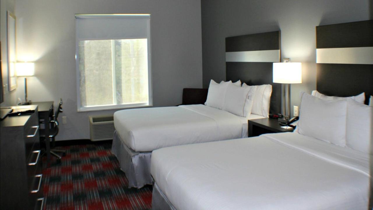 Queen Suite at Holiday Inn Express & Suites Bonham by IHG