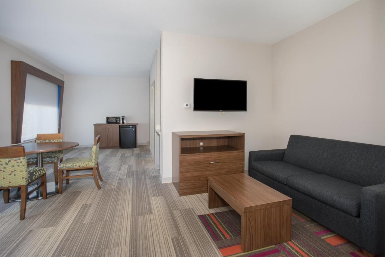 One-Bedroom Suite at Holiday Inn Express Slidell by IHG