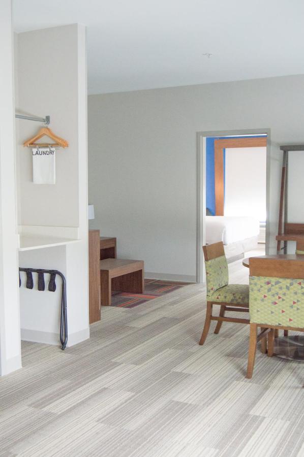 One-Bedroom Suite at Holiday Inn Express Slidell by IHG