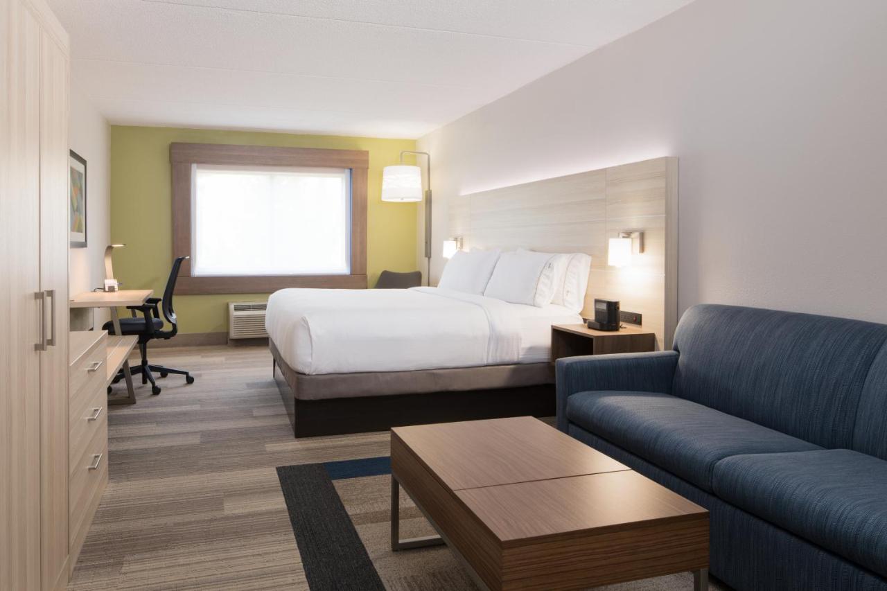 King Room with Sofa Bed at Holiday Inn Express Louisville Northeast by IHG