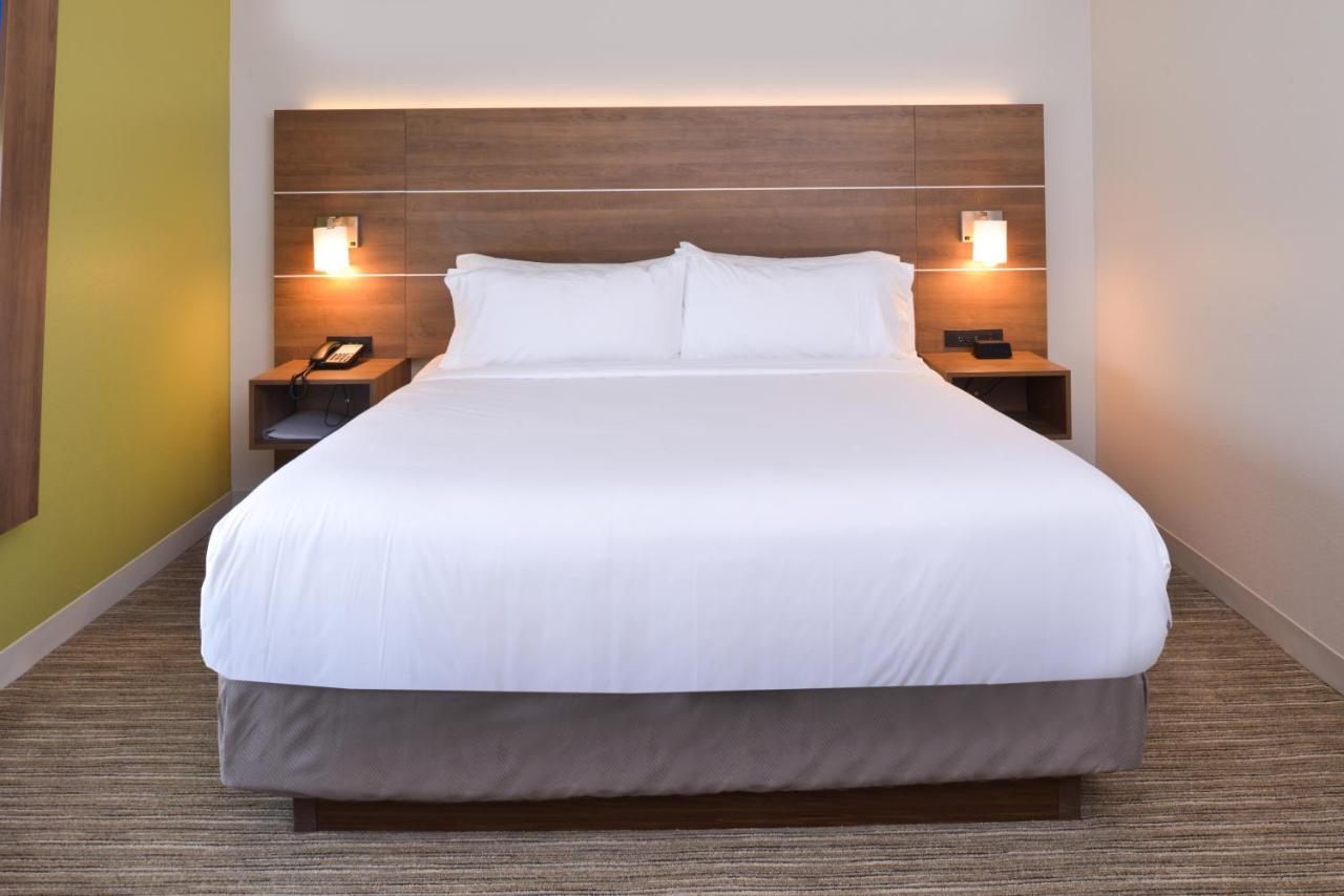 Suite - Mobility Access/Hearing Accessible at Holiday Inn Express & Suites Omaha - 120th and Maple by IHG