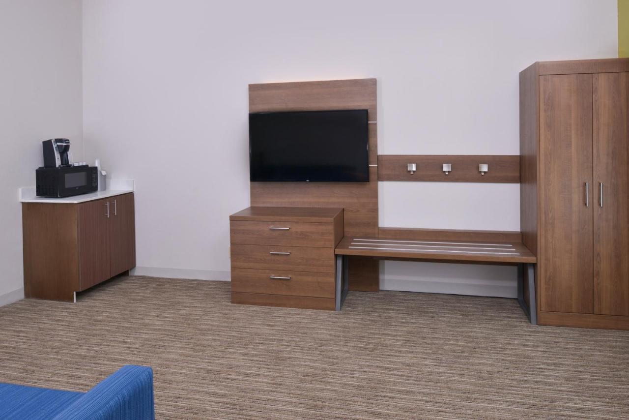 Suite - Mobility Access/Hearing Accessible at Holiday Inn Express & Suites Omaha - 120th and Maple by IHG