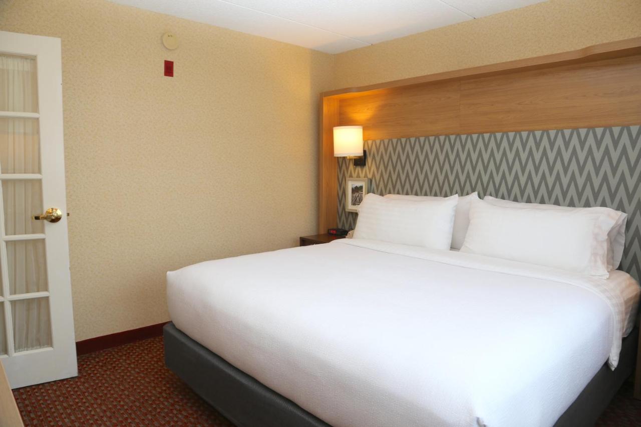 Deluxe King Suite at Holiday Inn Salem - I-93 at Exit 2, an IHG Hotel