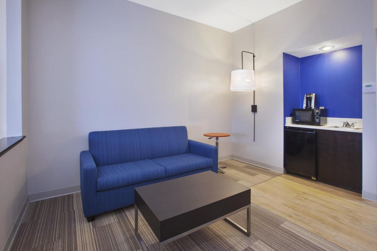 King Corner Suite - Non-Smoking at Holiday Inn Express Tiffin by IHG