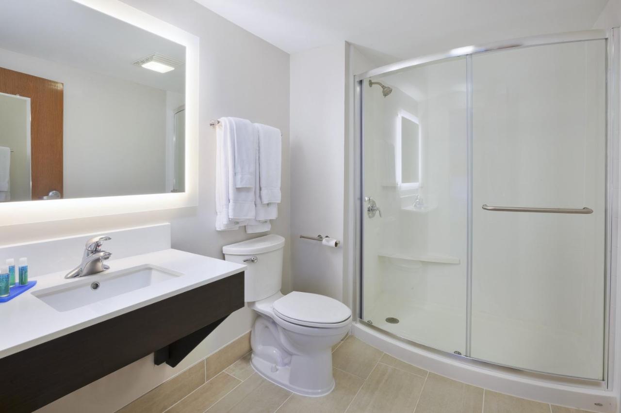 King Corner Suite - Non-Smoking at Holiday Inn Express Tiffin by IHG