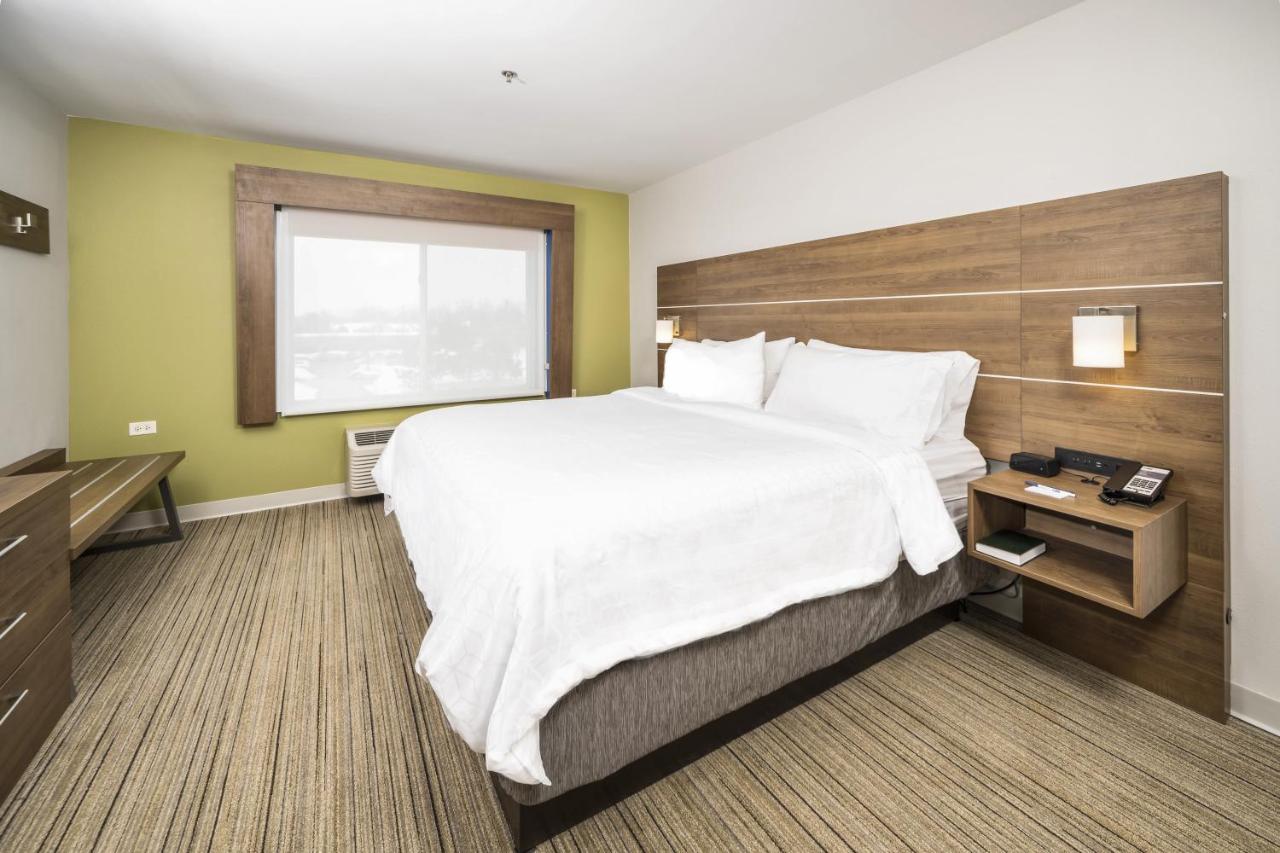 Leisure King Room - Non-Smoking at Holiday Inn Express Chicago NW - Vernon Hills by IHG
