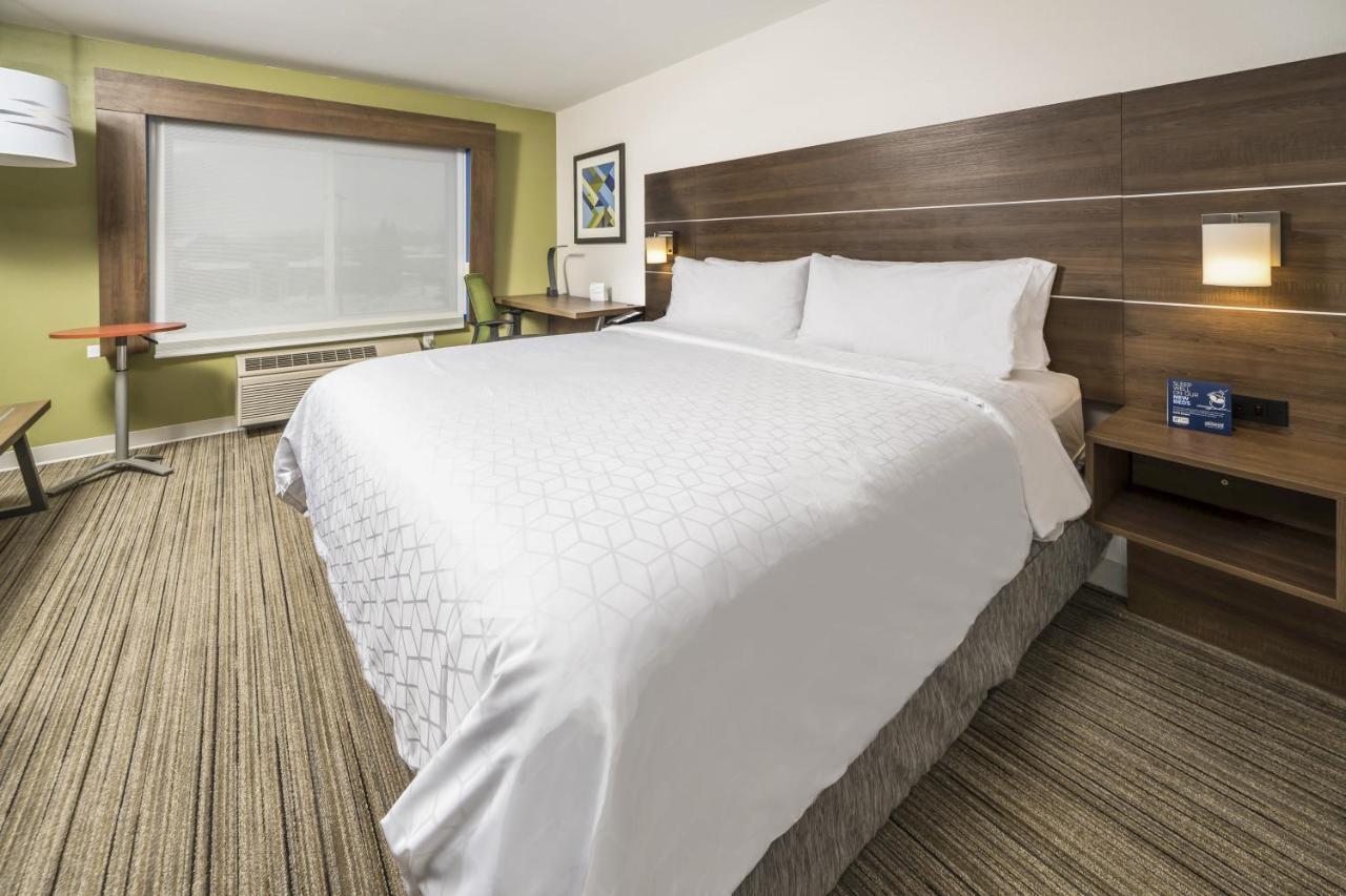 King Room - Disability Access at Holiday Inn Express Chicago NW - Vernon Hills by IHG