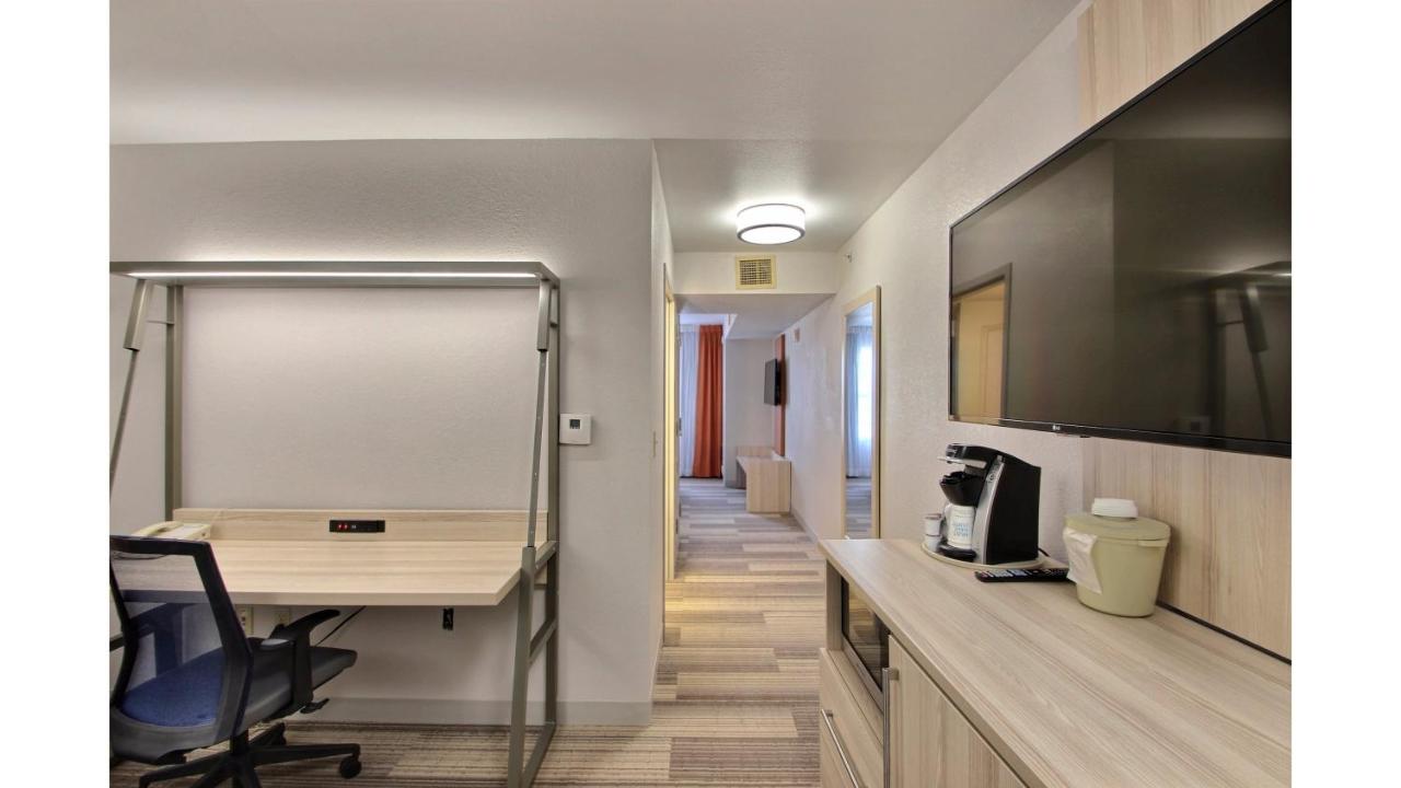 Executive King Suite at Holiday Inn Express Hotel & Suites Milwaukee Airport by IHG