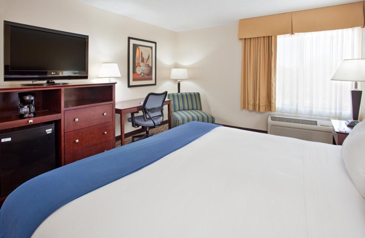 King Room - Hearing Accessible - Roll-in Shower at Holiday Inn Express Scottsdale North by IHG