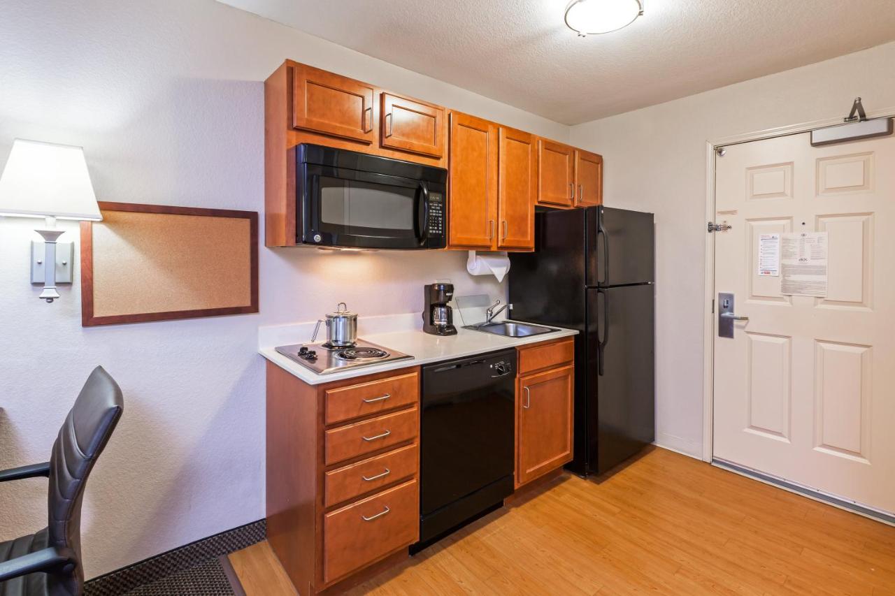 Queen Studio at Candlewood Suites Owasso by IHG