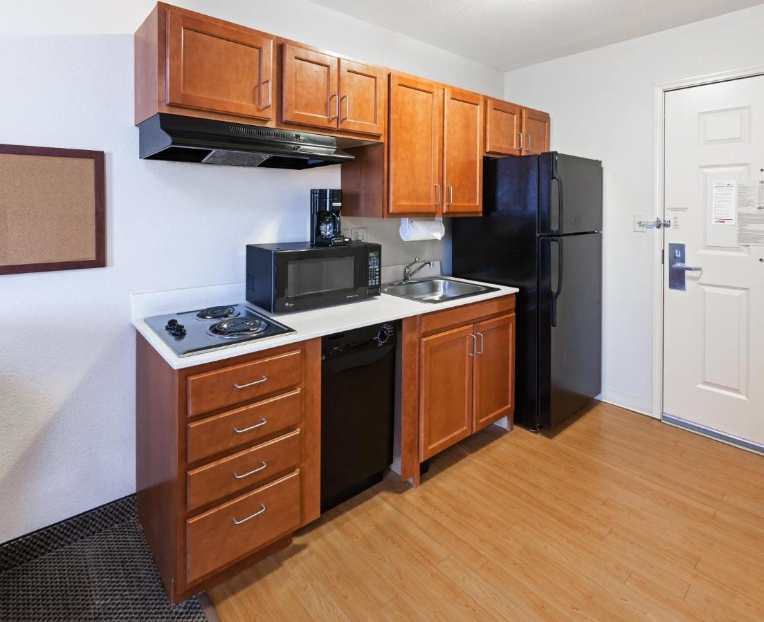 Queen Studio at Candlewood Suites Owasso by IHG