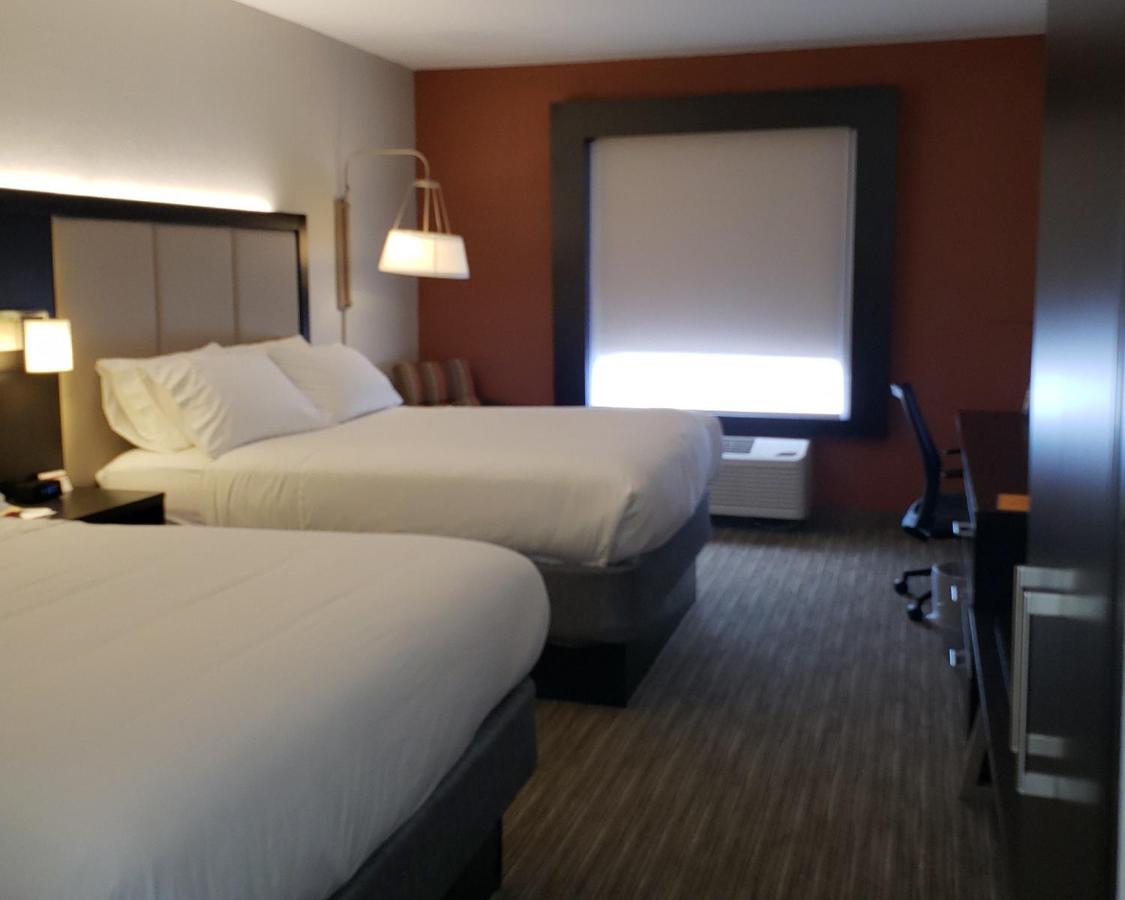 Queen Room with Two Queen Beds at Holiday Inn Express Hotel & Suites Lake Okeechobee by IHG