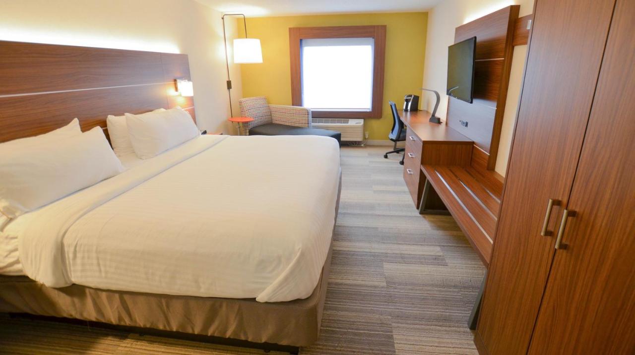 King Room - Non-Smoking at Holiday Inn Express Pittsburgh-Bridgeville by IHG