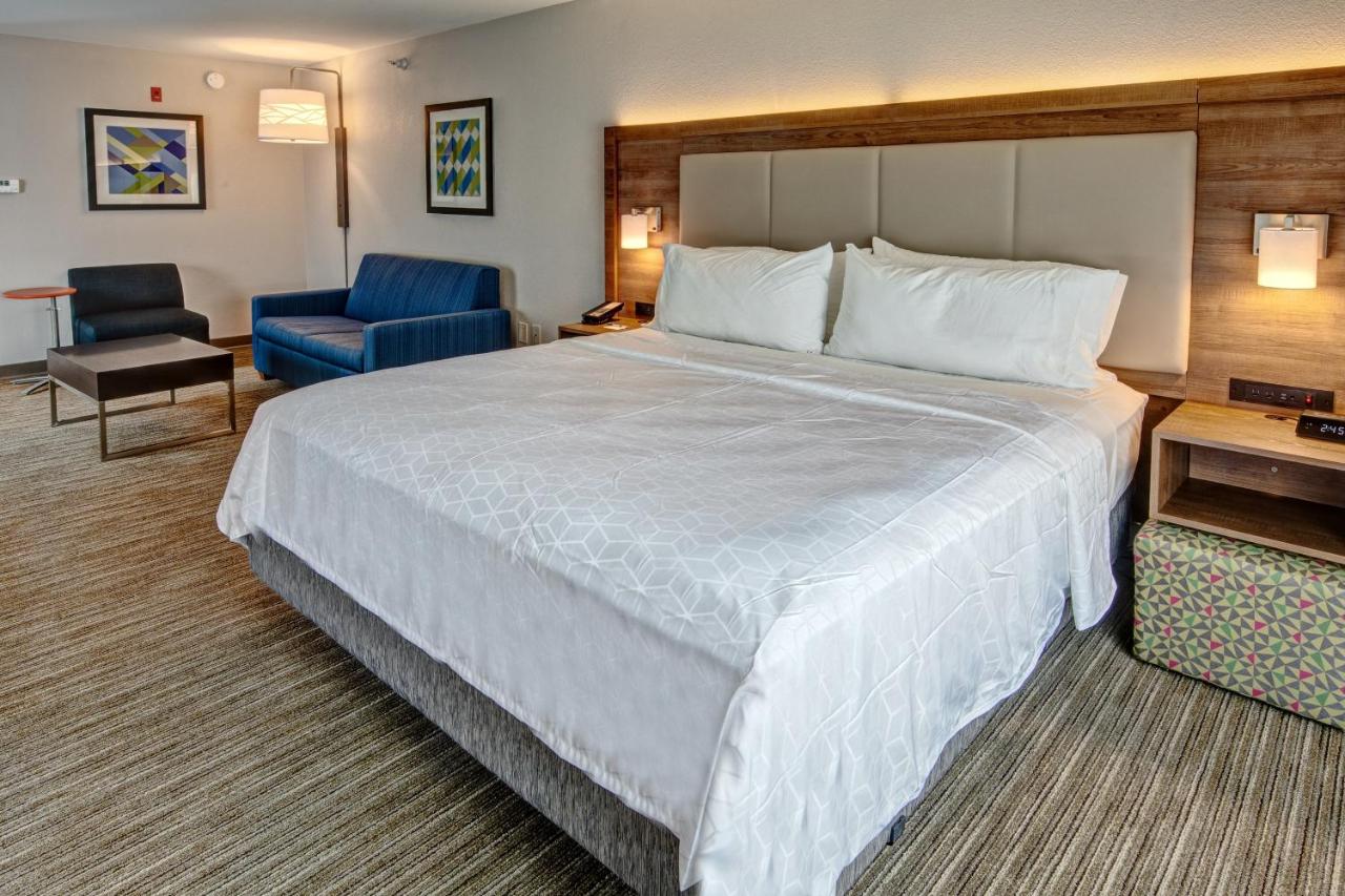 King Suite - Disability Access/Non-Smoking at Holiday Inn Express Hotel & Suites Memphis Southwind by IHG