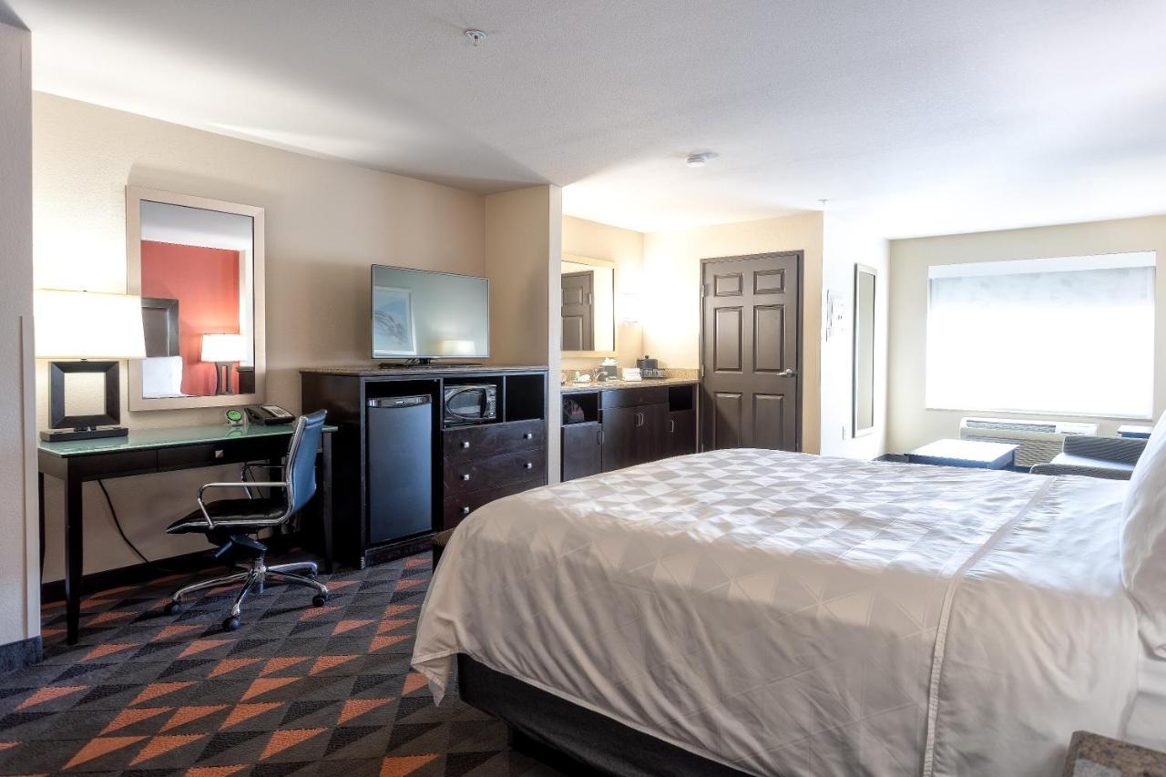 King Suite at Holiday Inn Oceanside Camp Pendleton Area, an IHG Hotel