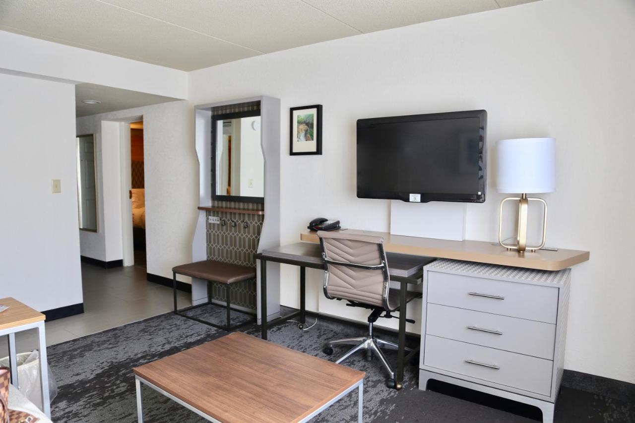 Deluxe King Suite at Holiday Inn Salem - I-93 at Exit 2, an IHG Hotel