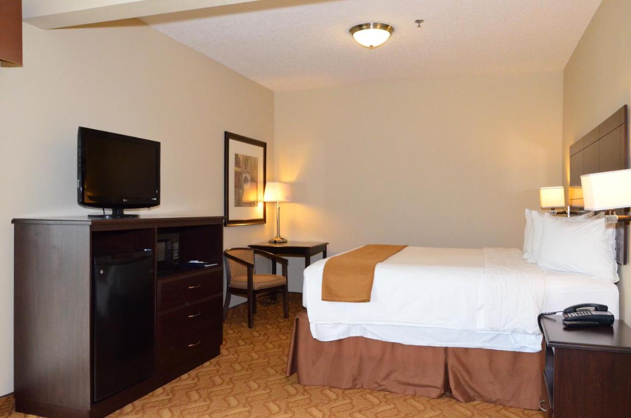 King Suite at Cobblestone Inn and Suites - Lake View