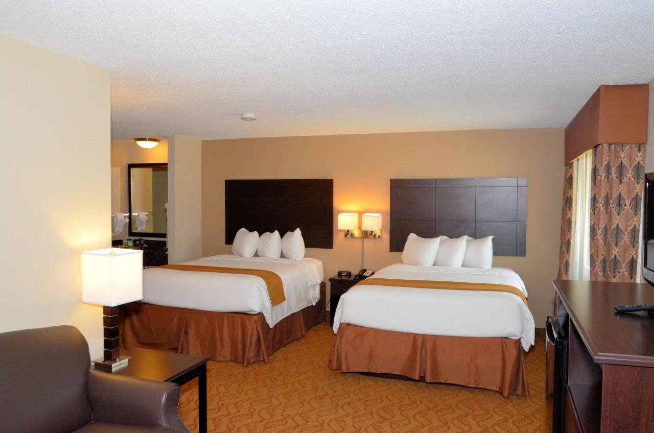 Queen Room with Two Queen Beds - Non-Smoking at Cobblestone Inn and Suites - Lake View