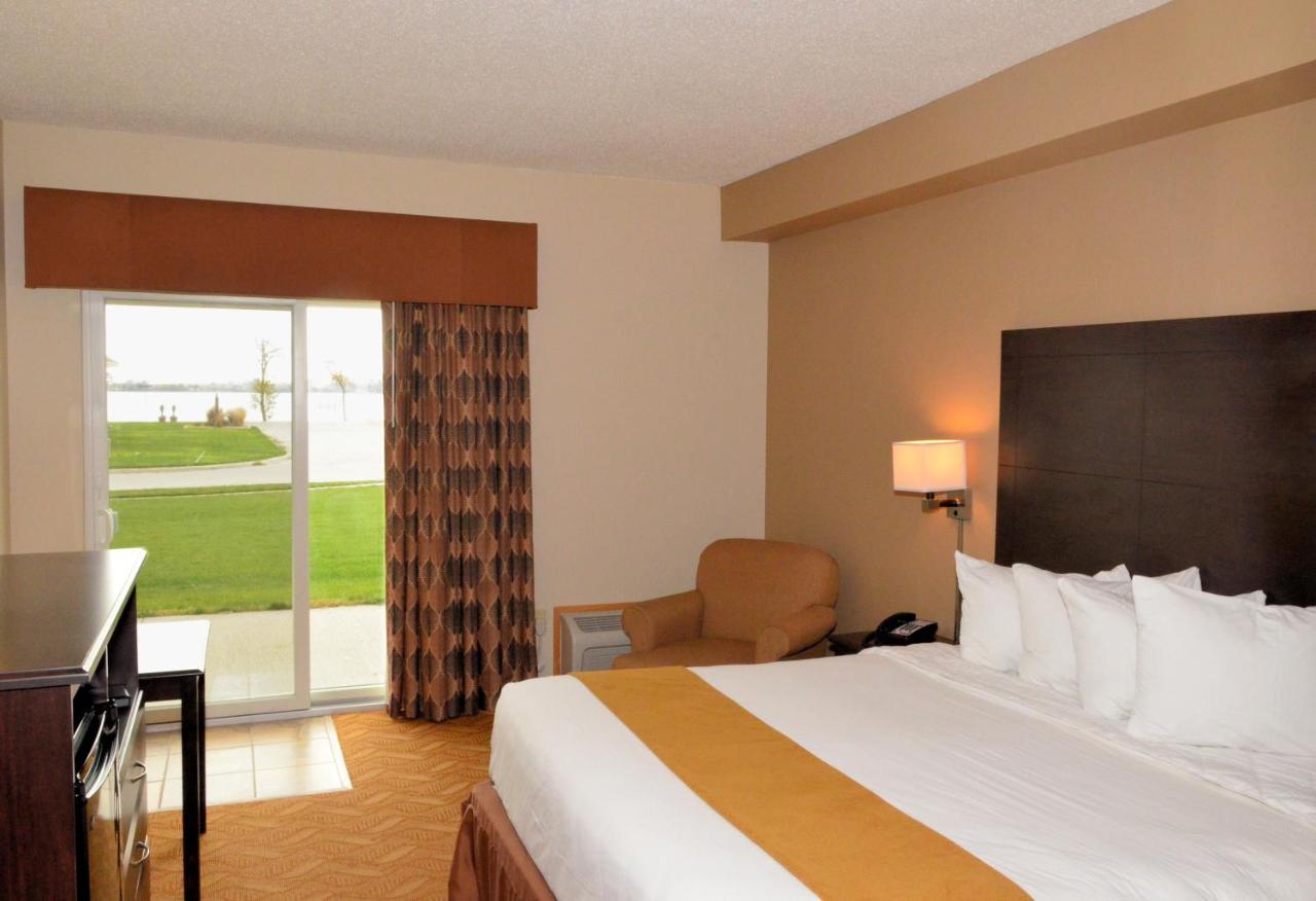 King Suite at Cobblestone Inn and Suites - Lake View