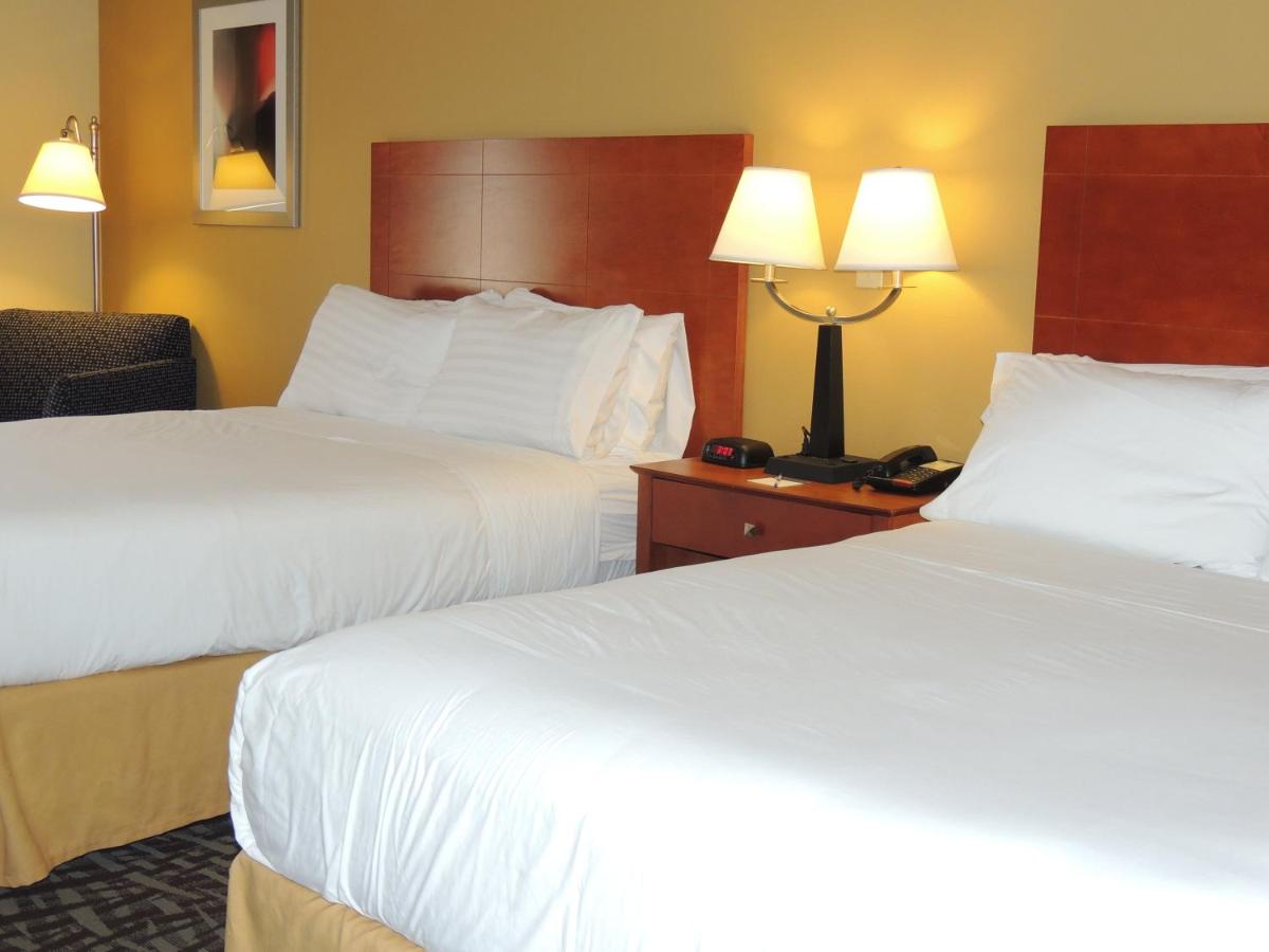 Queen Room with Two Queen Beds at Holiday Inn Express & Suites Birmingham Trussville by IHG