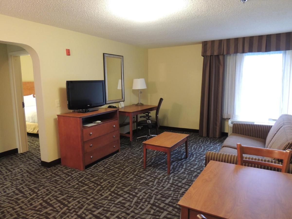 Two-Room King Suite at Holiday Inn Express & Suites Birmingham Trussville by IHG