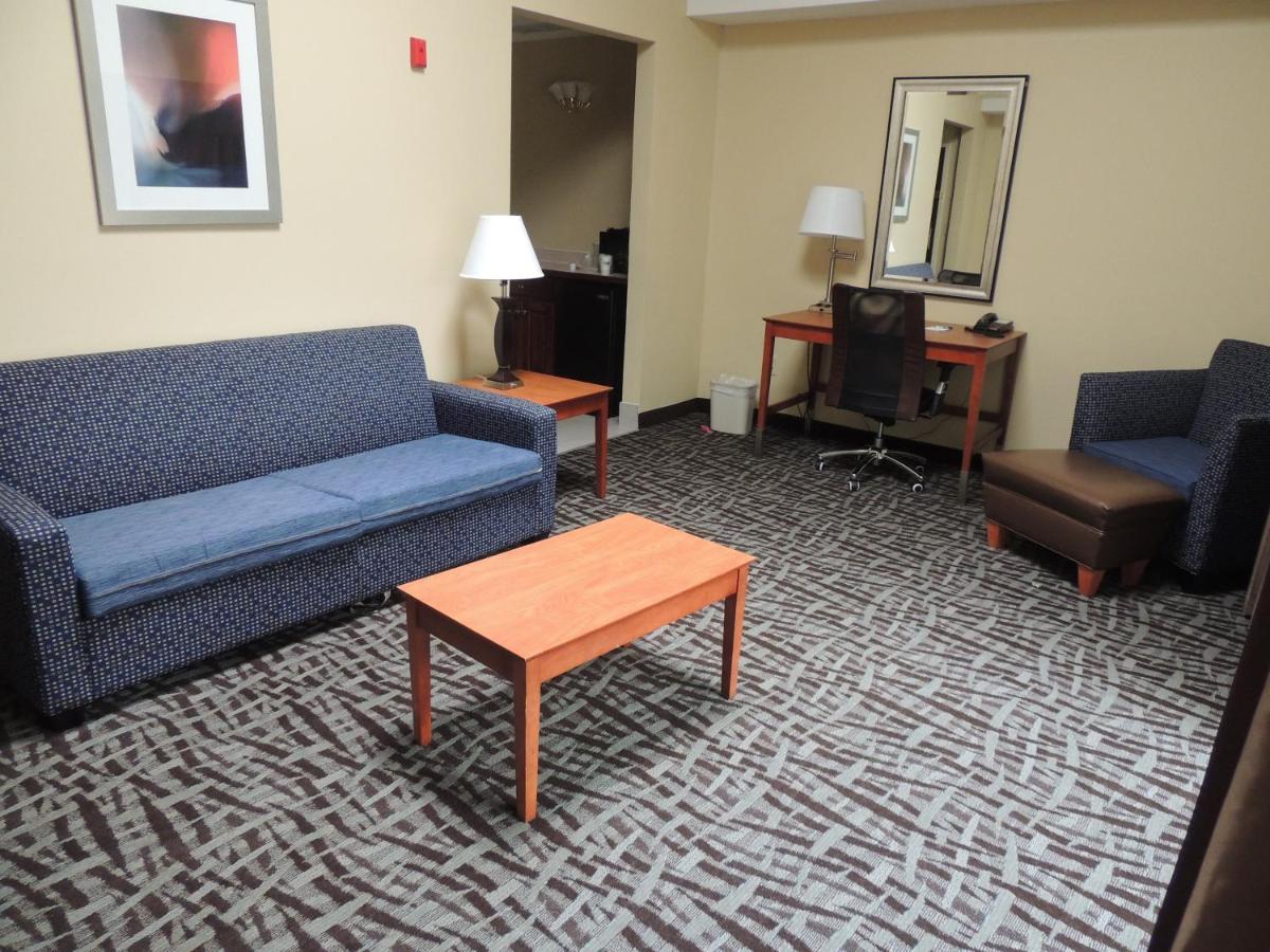 Presidential Suite at Holiday Inn Express & Suites Birmingham Trussville by IHG