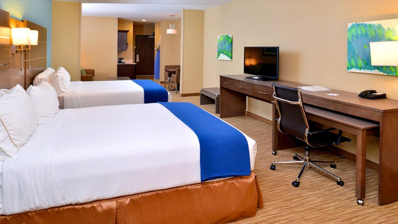 Queen Room with Two Queen Beds - Disability Access at Holiday Inn Express Hotel & Suites Schulenburg by IHG
