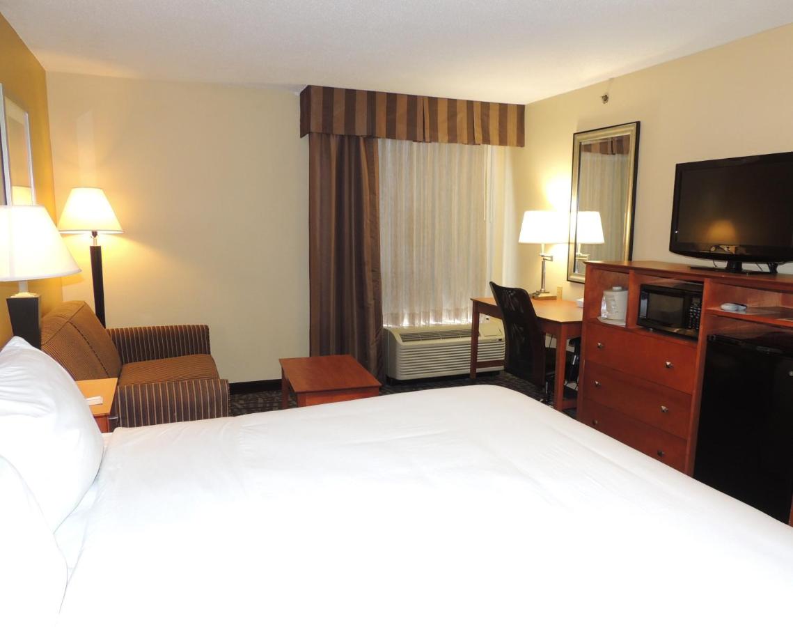 King Room at Holiday Inn Express & Suites Birmingham Trussville by IHG