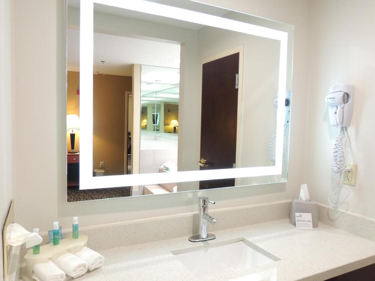 Presidential Suite at Holiday Inn Express & Suites Birmingham Trussville by IHG