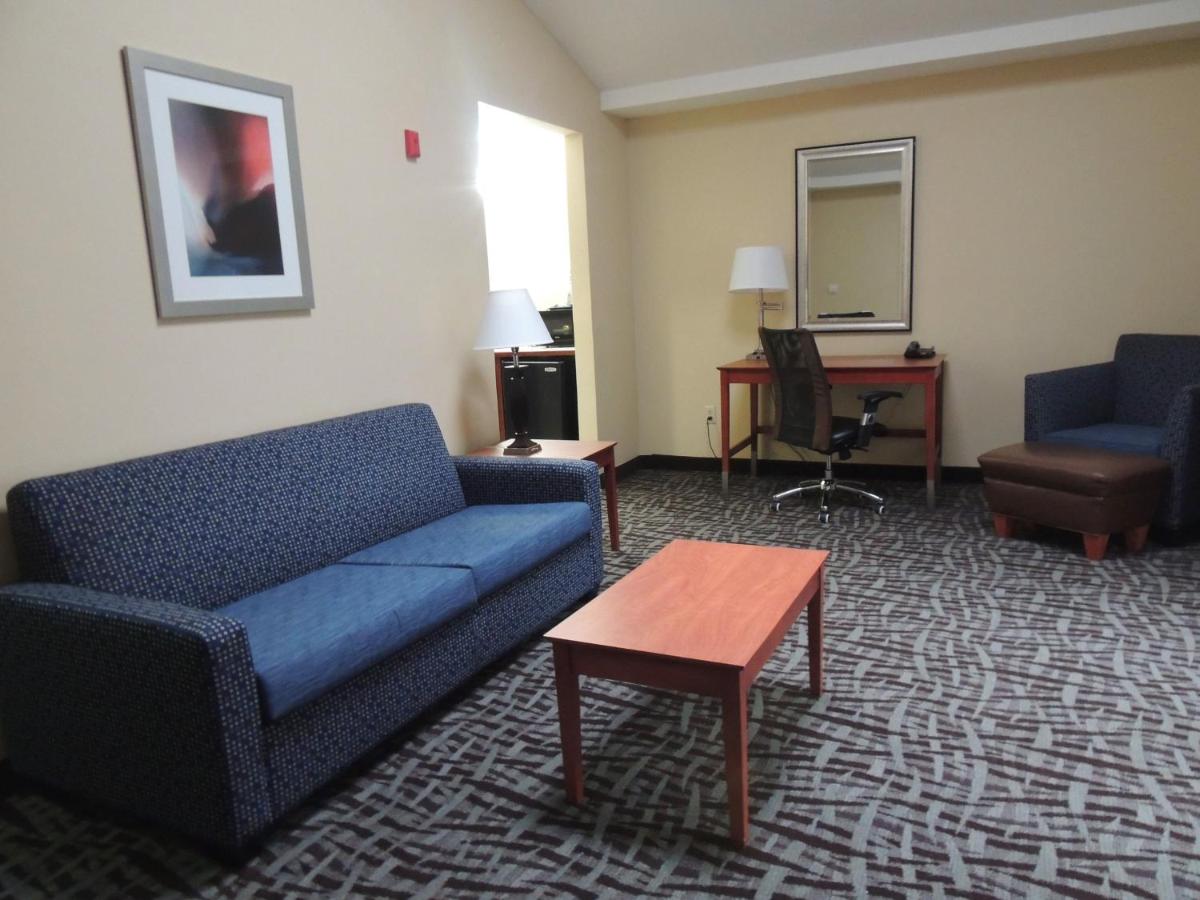 Presidential Suite at Holiday Inn Express & Suites Birmingham Trussville by IHG