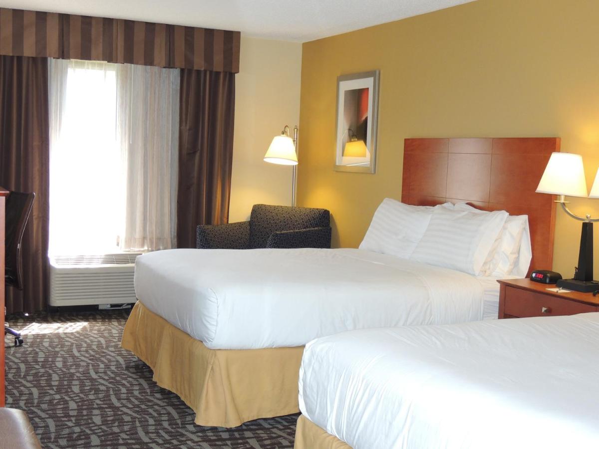 Queen Room with Two Queen Beds at Holiday Inn Express & Suites Birmingham Trussville by IHG