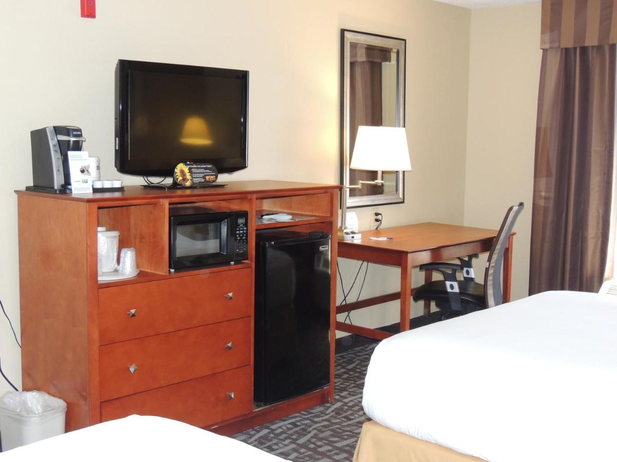 Queen Room with Two Queen Beds at Holiday Inn Express & Suites Birmingham Trussville by IHG