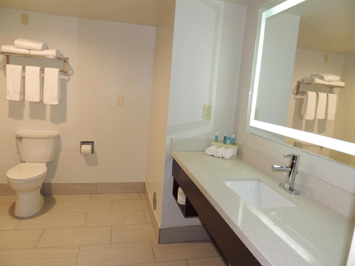 Two-Room King Suite at Holiday Inn Express & Suites Birmingham Trussville by IHG