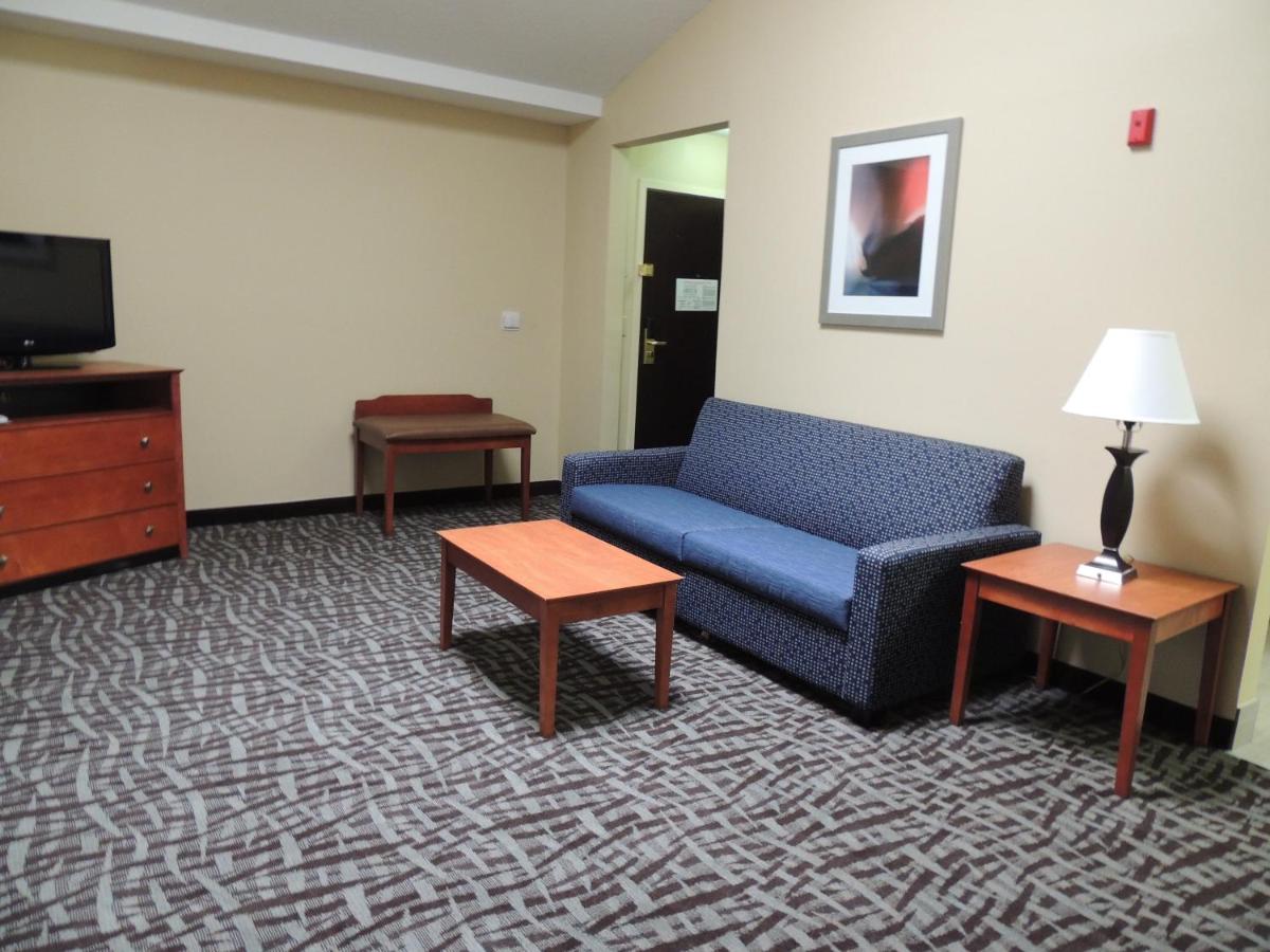 Presidential Suite at Holiday Inn Express & Suites Birmingham Trussville by IHG