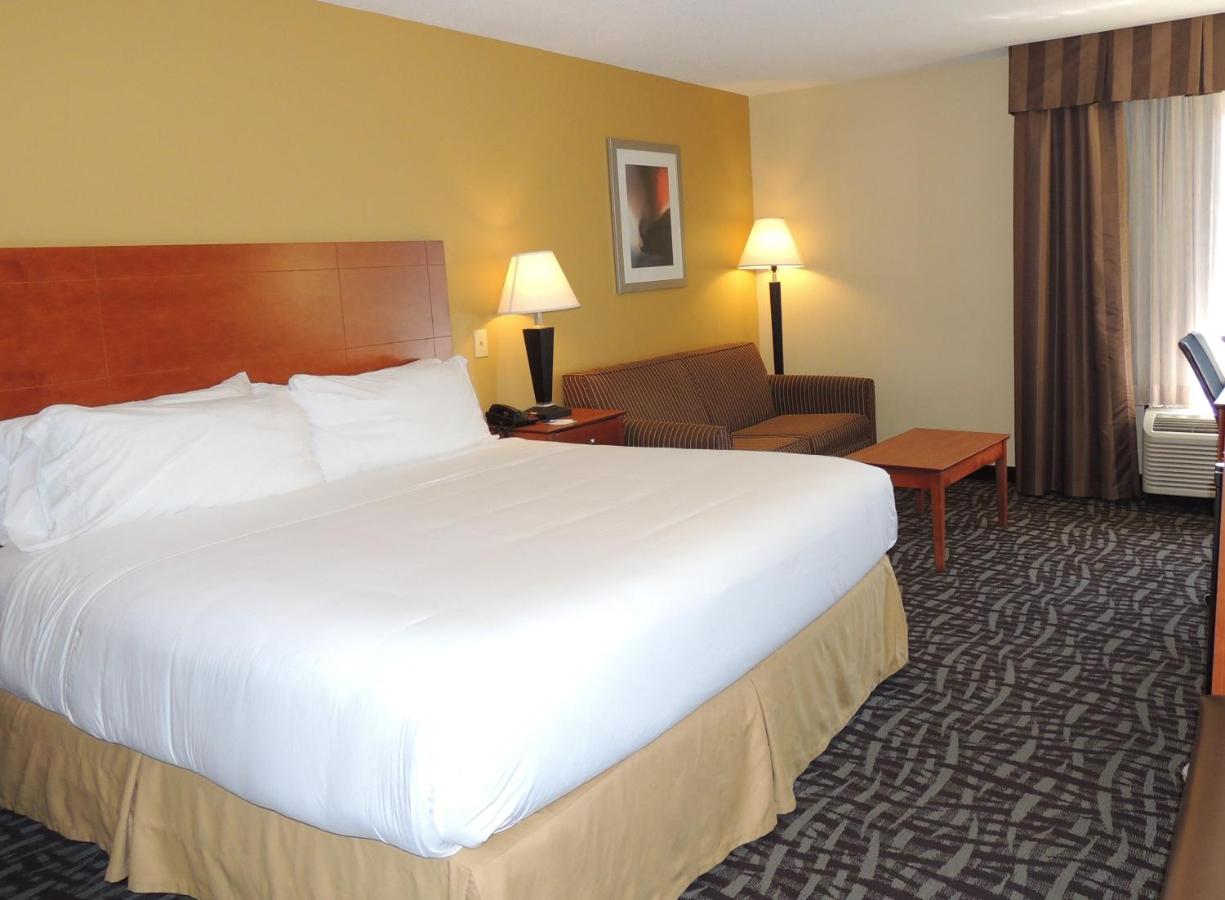 King Room at Holiday Inn Express & Suites Birmingham Trussville by IHG