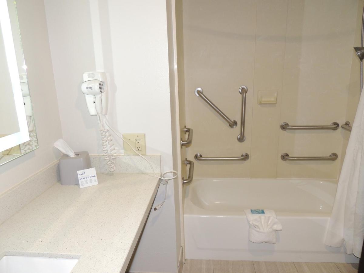 King Room - Disability Access at Holiday Inn Express & Suites Birmingham Trussville by IHG