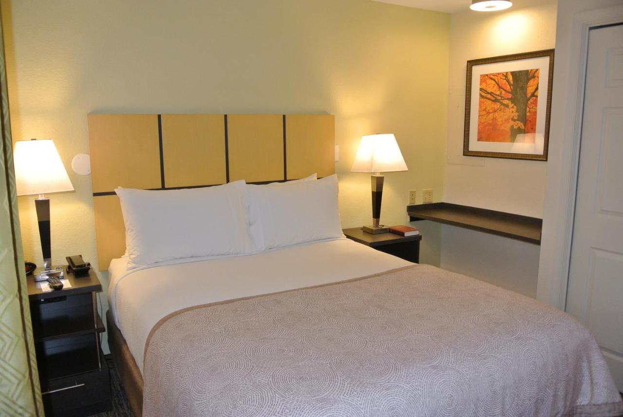 One-Bedroom Queen Suite - Non-Smoking at Candlewood Suites Washington-Fairfax by IHG