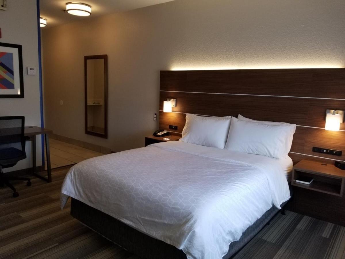 King Room with Roll in Shower - Hearing Accessible/Non-Smoking at Holiday Inn Express Winfield by IHG