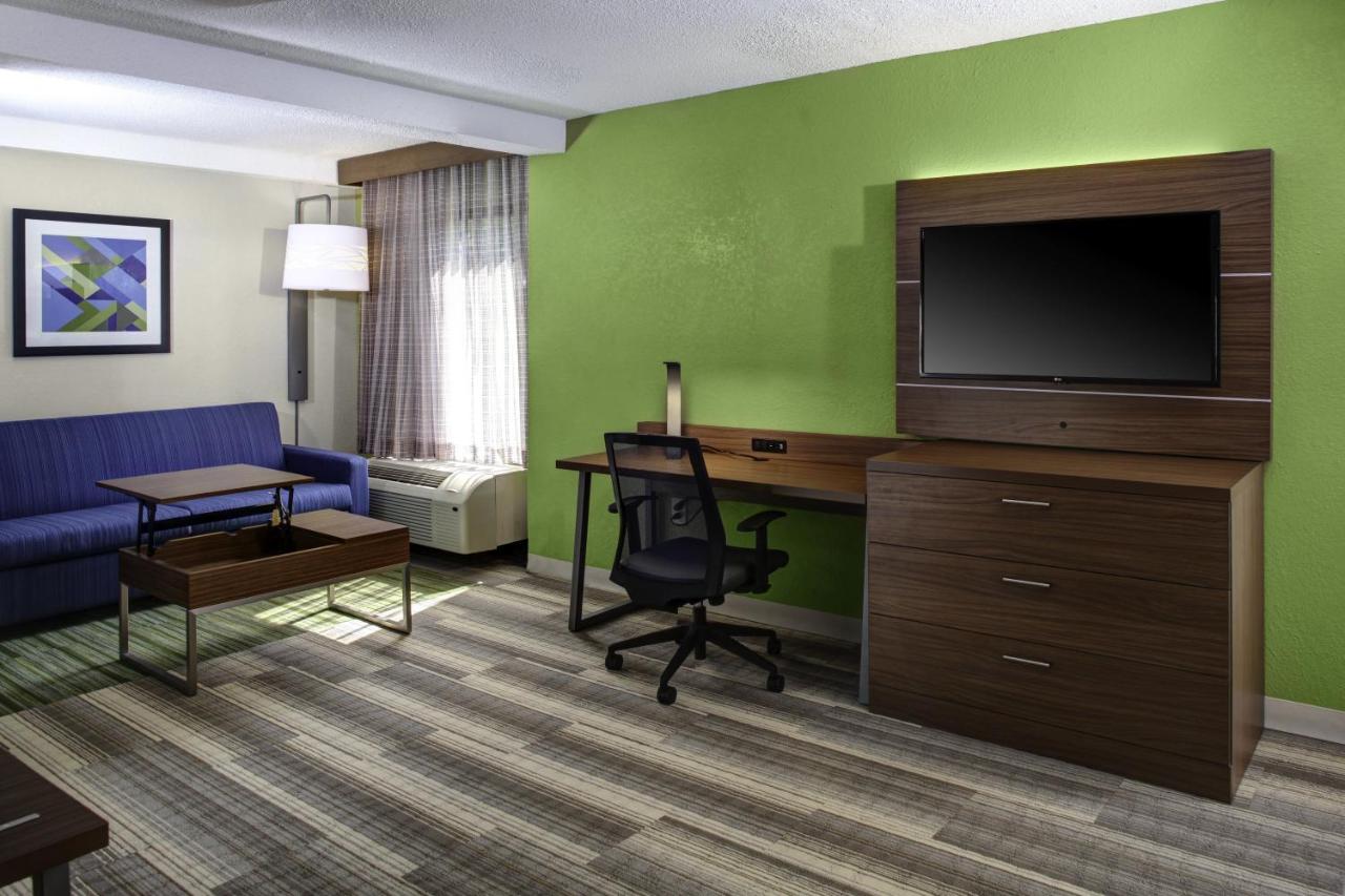 Queen Suite - Non-Smoking at Holiday Inn Express Richmond-Mechanicsville by IHG