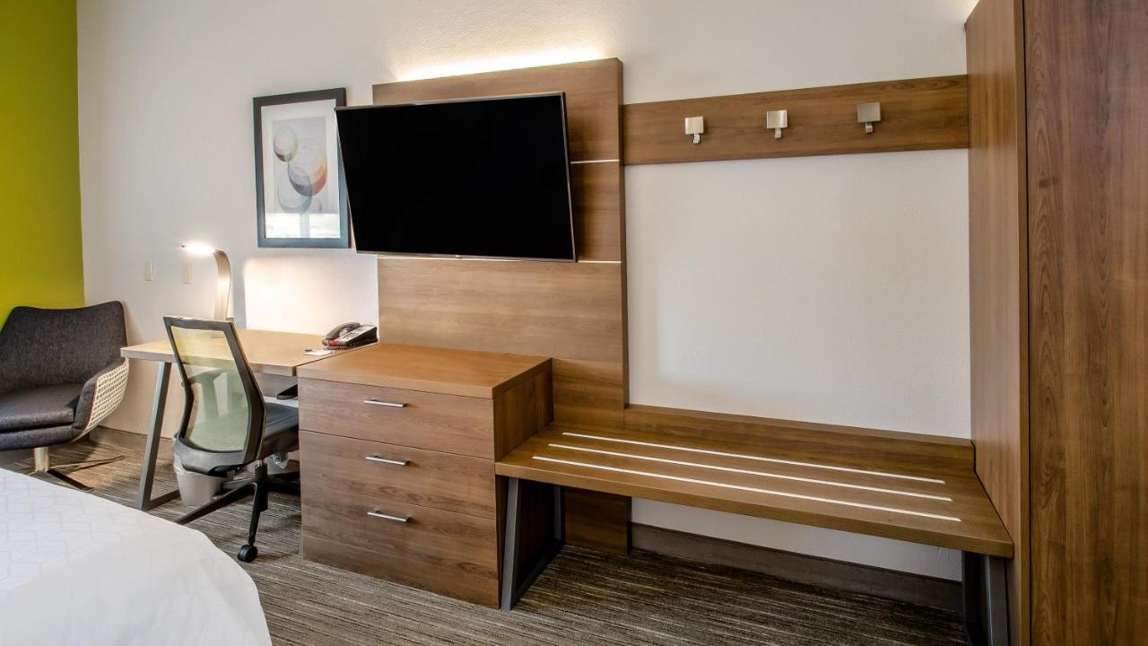 King Suite - Non-Smoking at Holiday Inn Express & Suites Olathe South by IHG