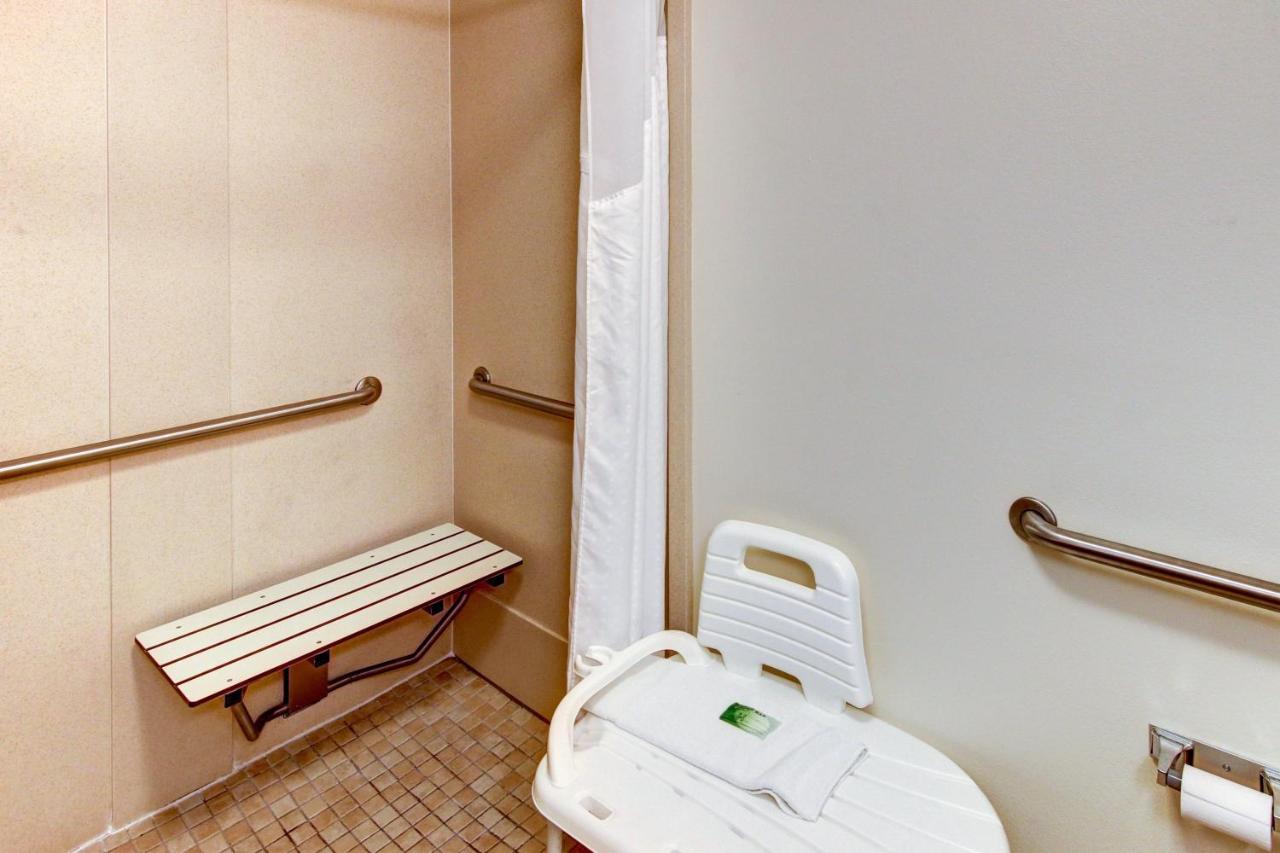 Queen Room - Mobility Access Roll in Shower/Non-Smoking at Holiday Inn Express Hotel & Suites San Angelo by IHG
