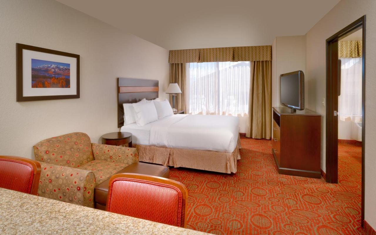 Queen Suite at Holiday Inn Express & Suites Orem-North Provo by IHG