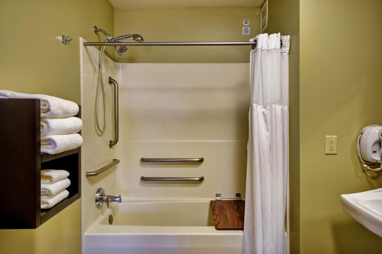 Queen Room with Bath Tub - Hearing Accessible/Non-Smoking at Staybridge Suites Middleton Madison-West by IHG