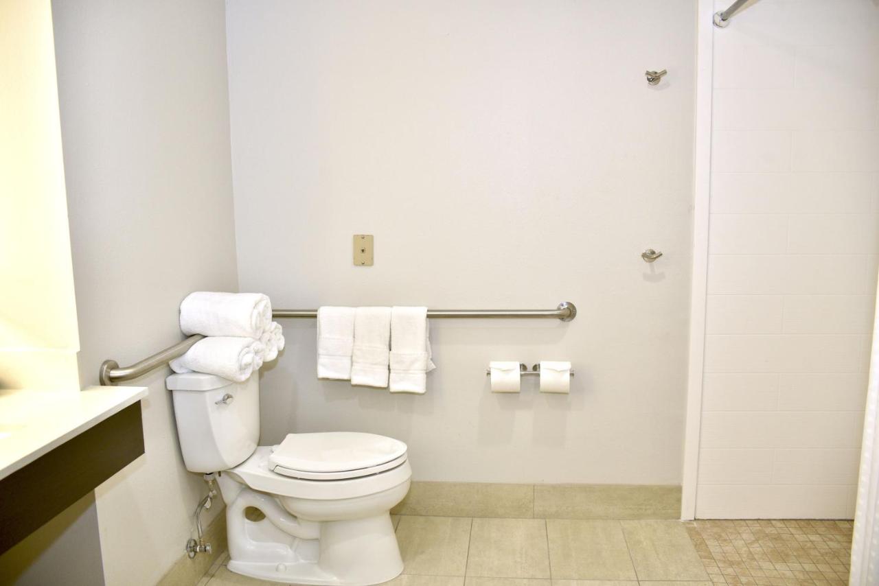 Superior King Room at Holiday Inn Express® Windsor Sonoma Wine Country by IHG