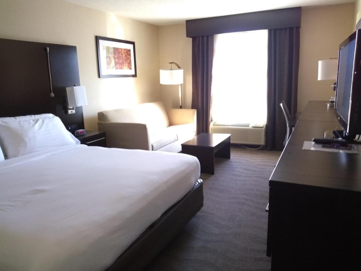 Deluxe King Room - Non-Smoking at Holiday Inn Express Hotel & Suites Waterford by IHG
