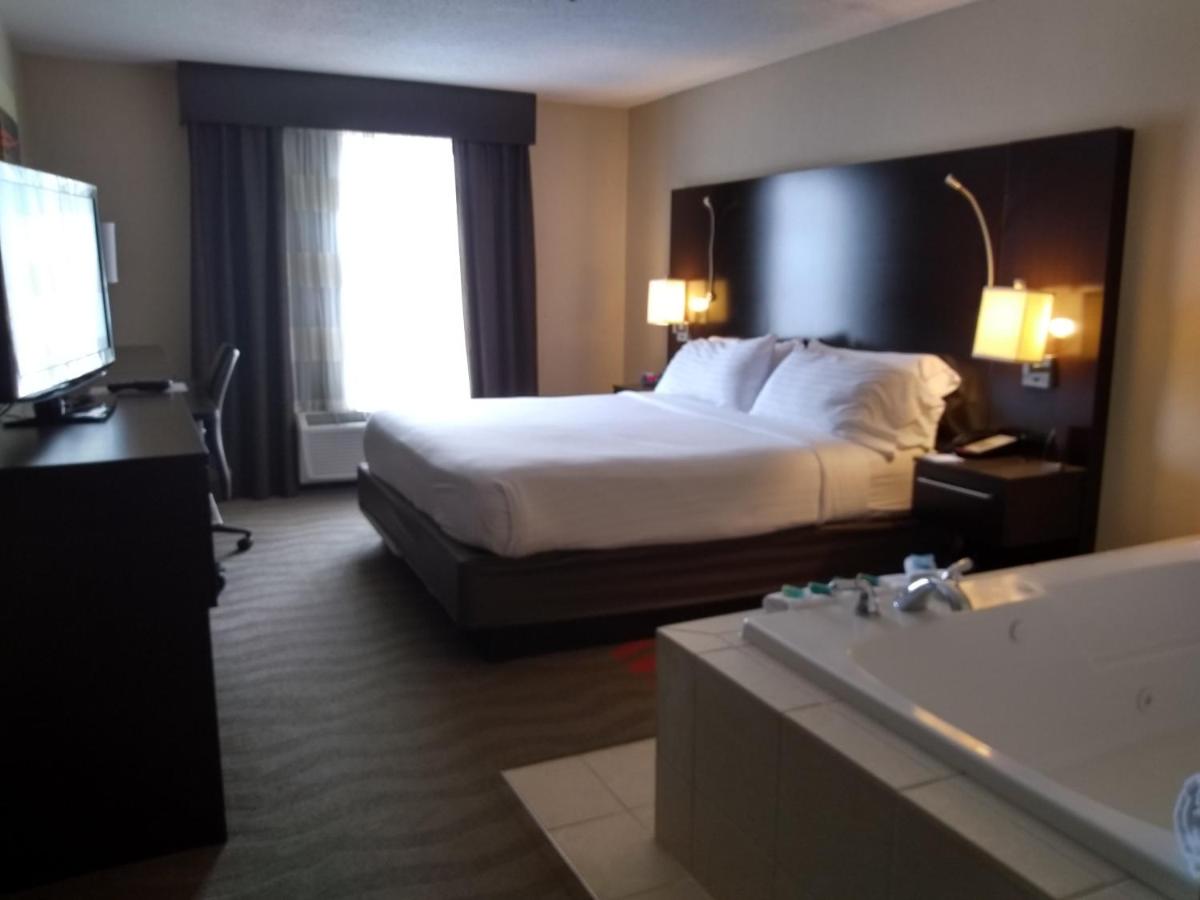 King Room with Whirlpool at Holiday Inn Express Hotel & Suites Waterford by IHG